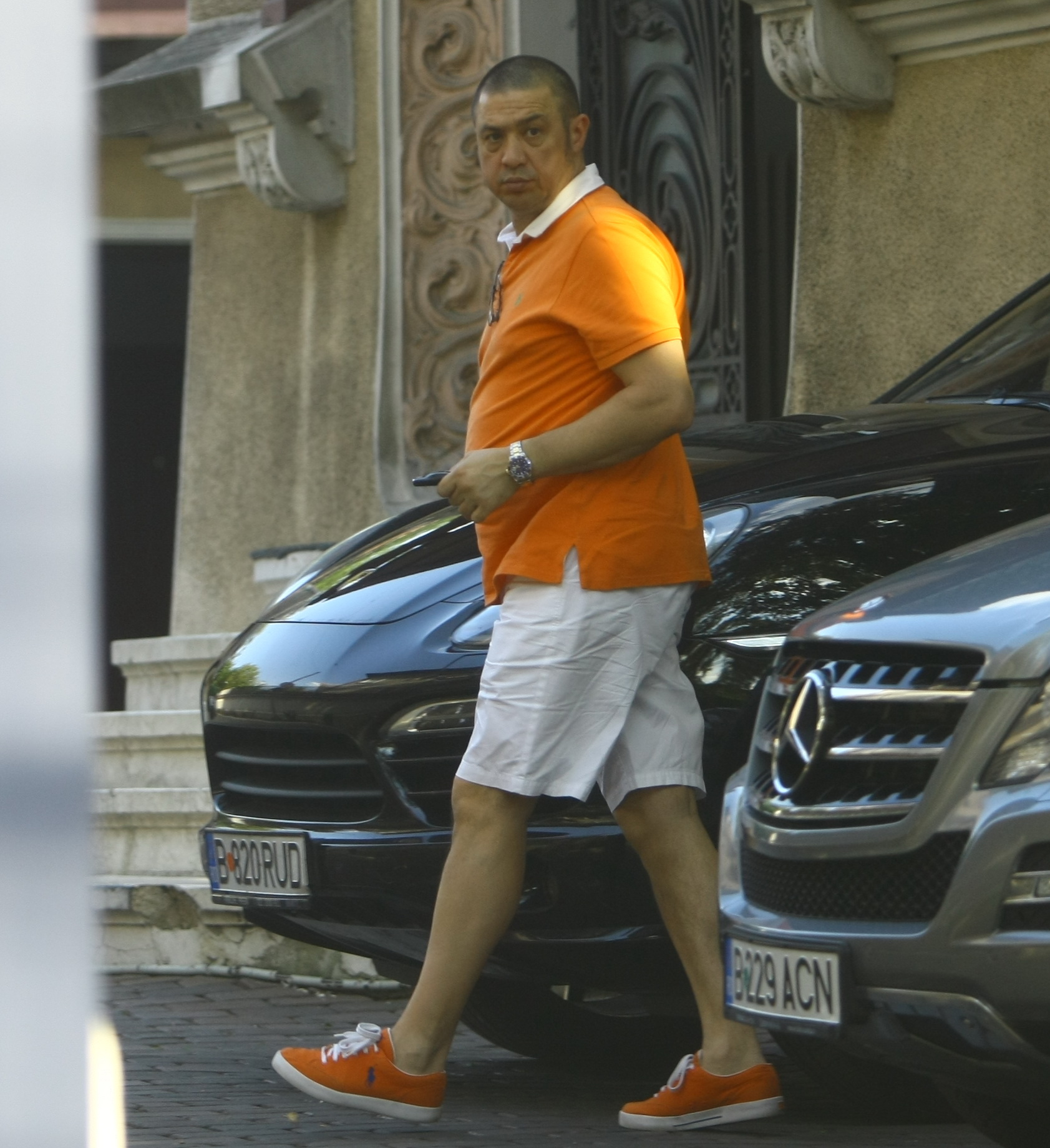 Fostul presedinte de la FRB intra in cladirea in care se afala gradinita copilului lui