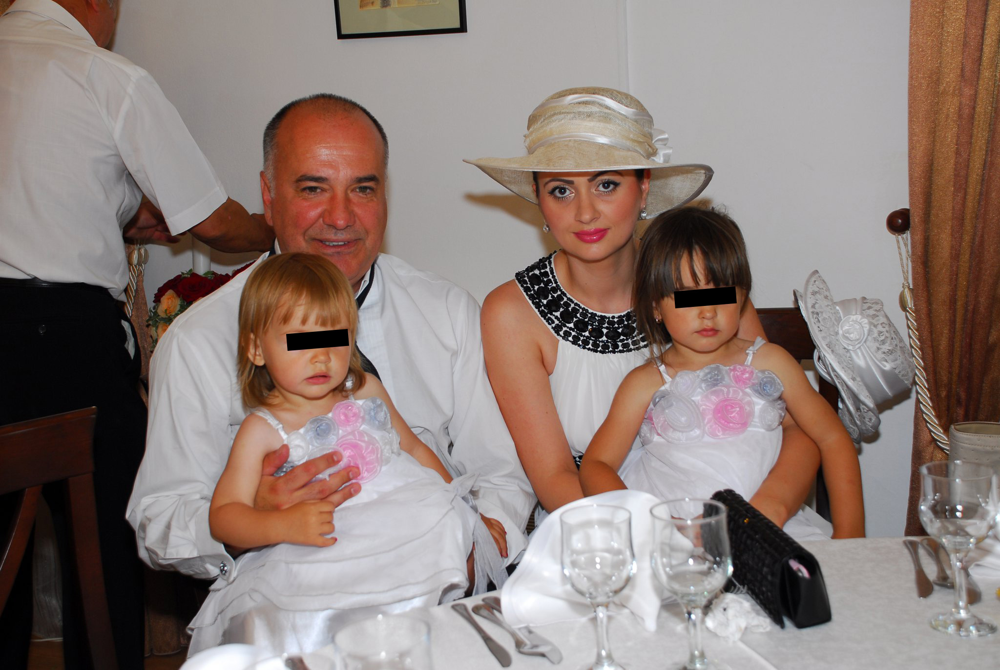 Desi au doi copii minori, Otilia si Marcelini Mujea au decis sa divorteze, ea acuzandu-l pe el de infidelitate