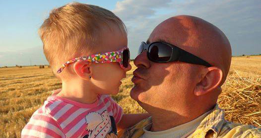 MIcuta a ramas in grija tatalui ei, in ultimii doi ani