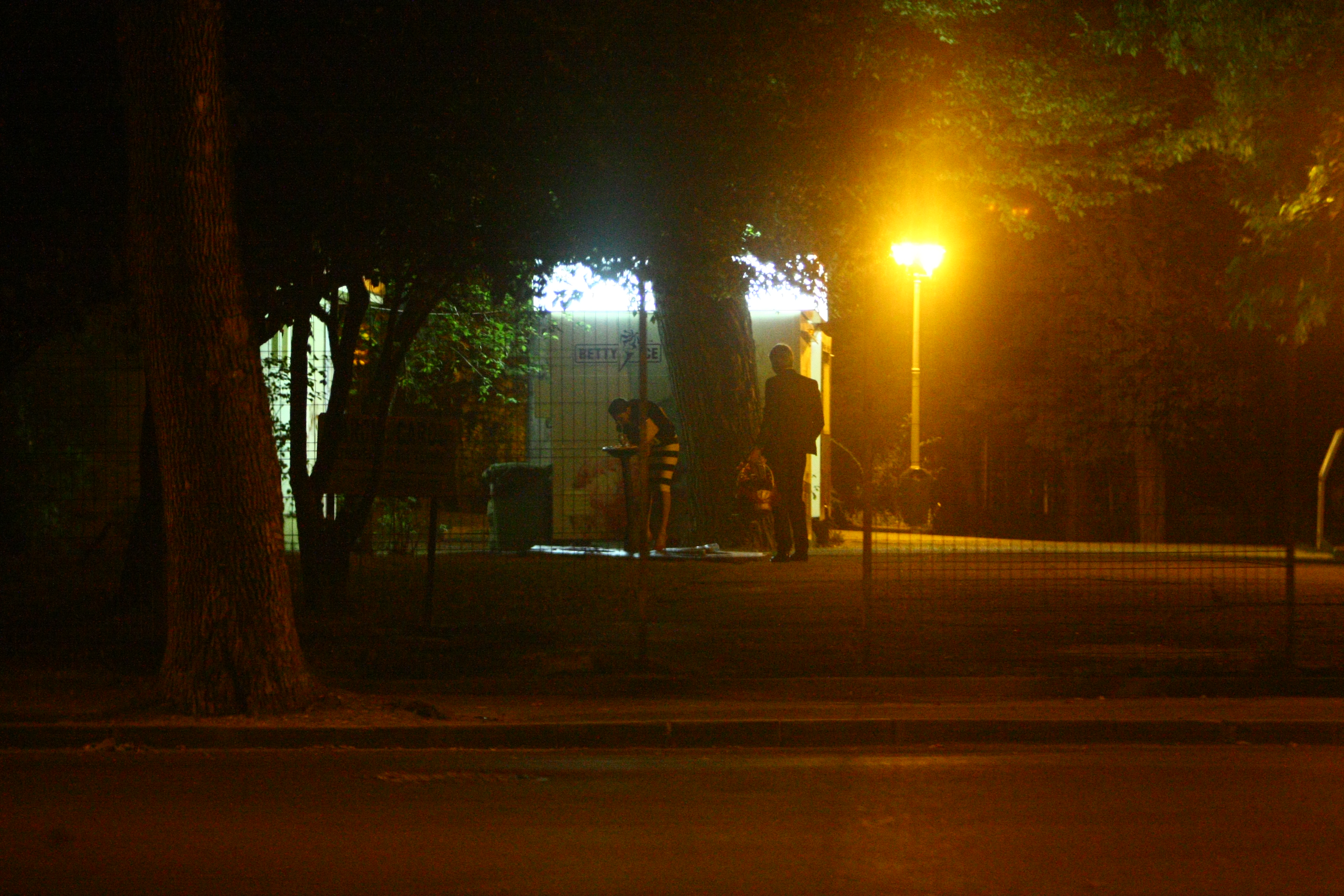 Teodorovici nu si-a luat ochii de pe iubita lui cand s-a aplecat sa bea apa