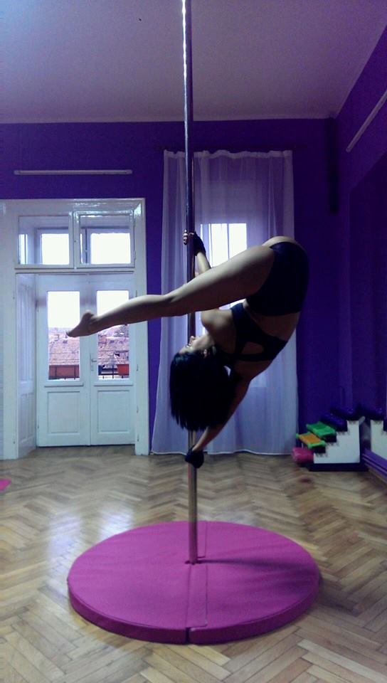 Adina s-a pozat intr-o pozitie sexy