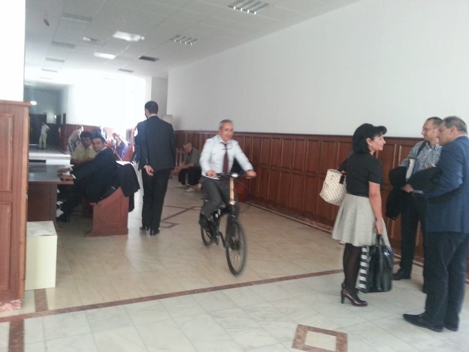 Aparatorul Oanei Zavoranu s-a amuzat plimbandu-se pe bicicleta, chiar in fata salii de judecata!