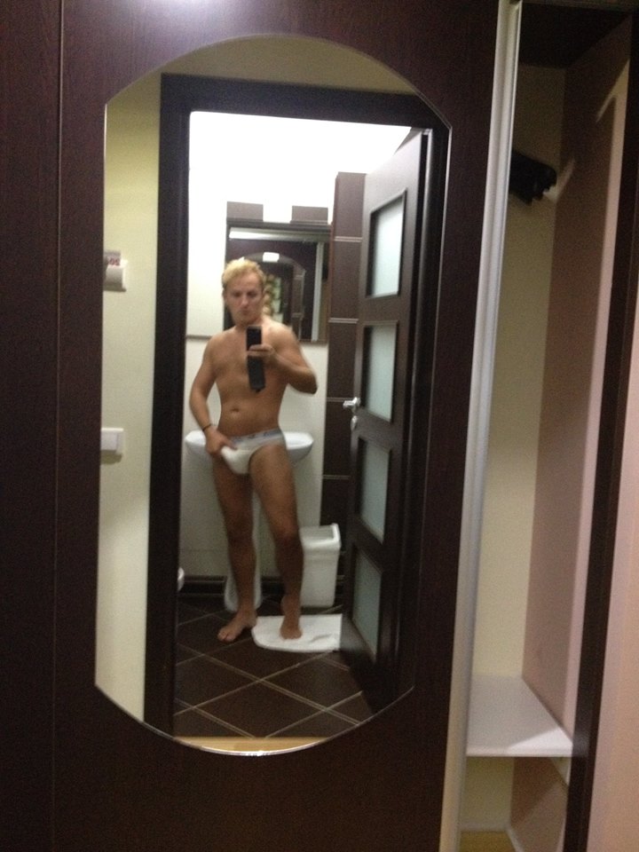 Traistariu s-a pozat in timp ce se atinge in zonele intime