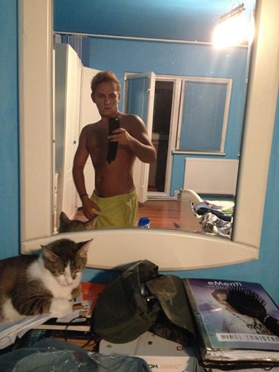 Mihai pozeaza in casa din Constanta