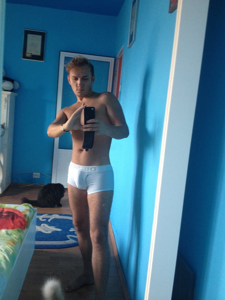 Mihai pozeaza in casa din Constanta