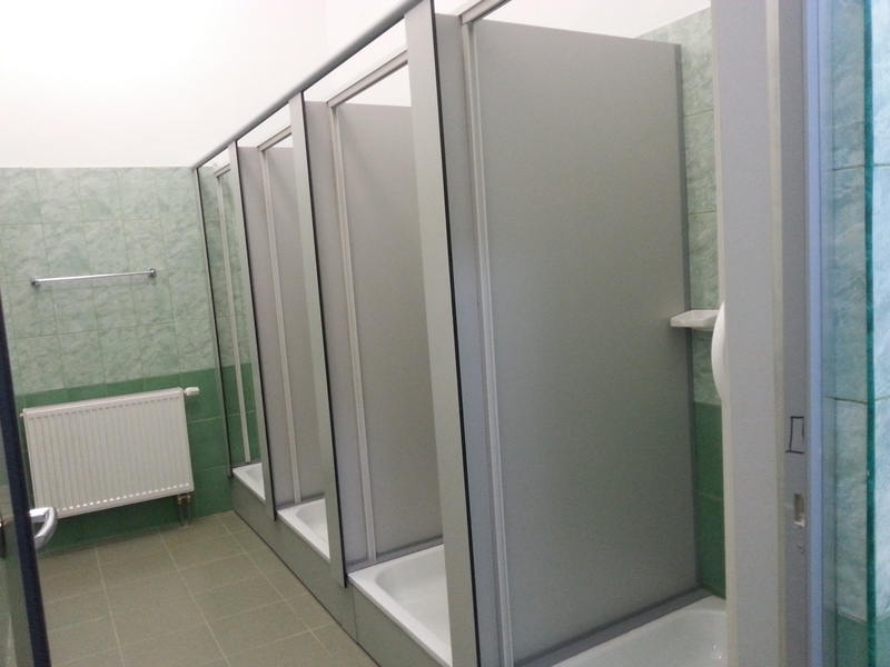 Sala are in fiecare vestiar dusuri