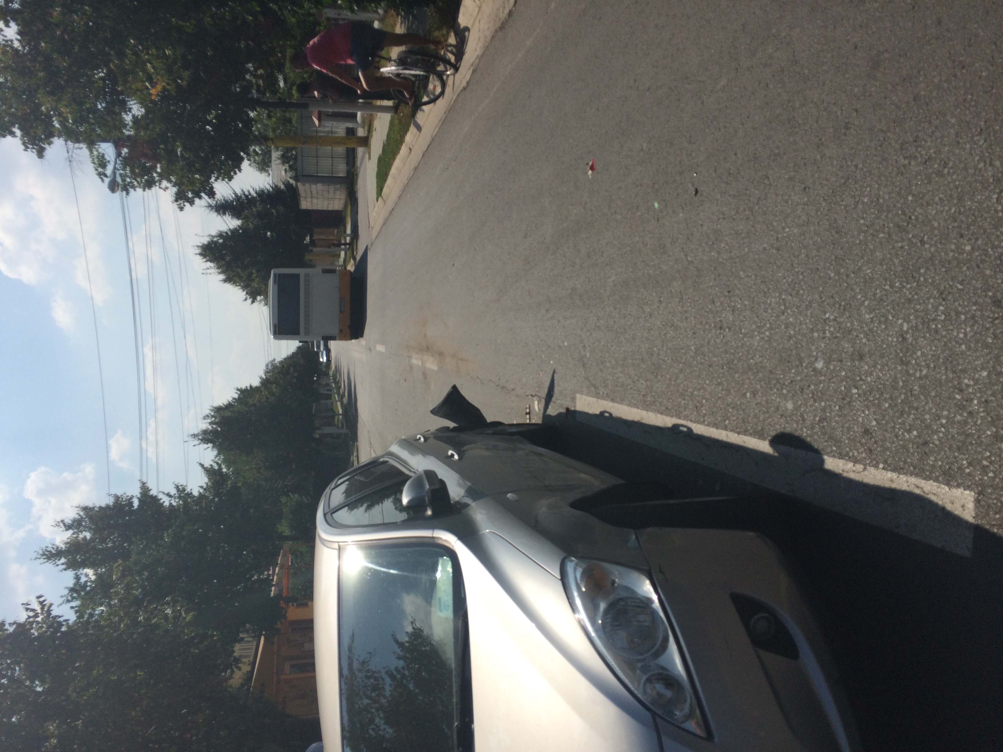 Fotografia a fost realizata la locul accidentului, in spate s-a oprit autobuzul.