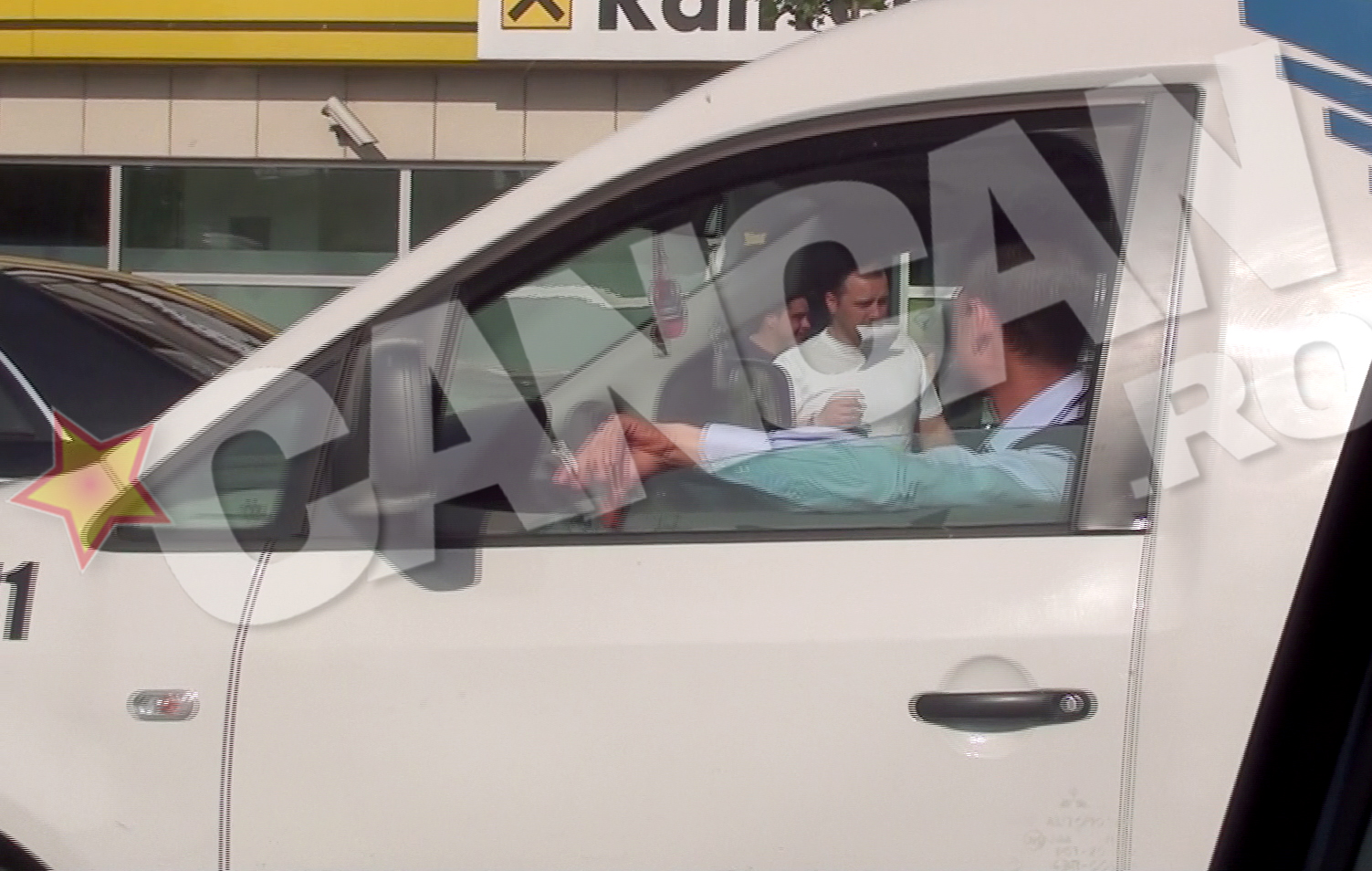 Milionarul a tinut cu dintii, la propriu, de o chitanta pe care tocmai o ridicase de la banca