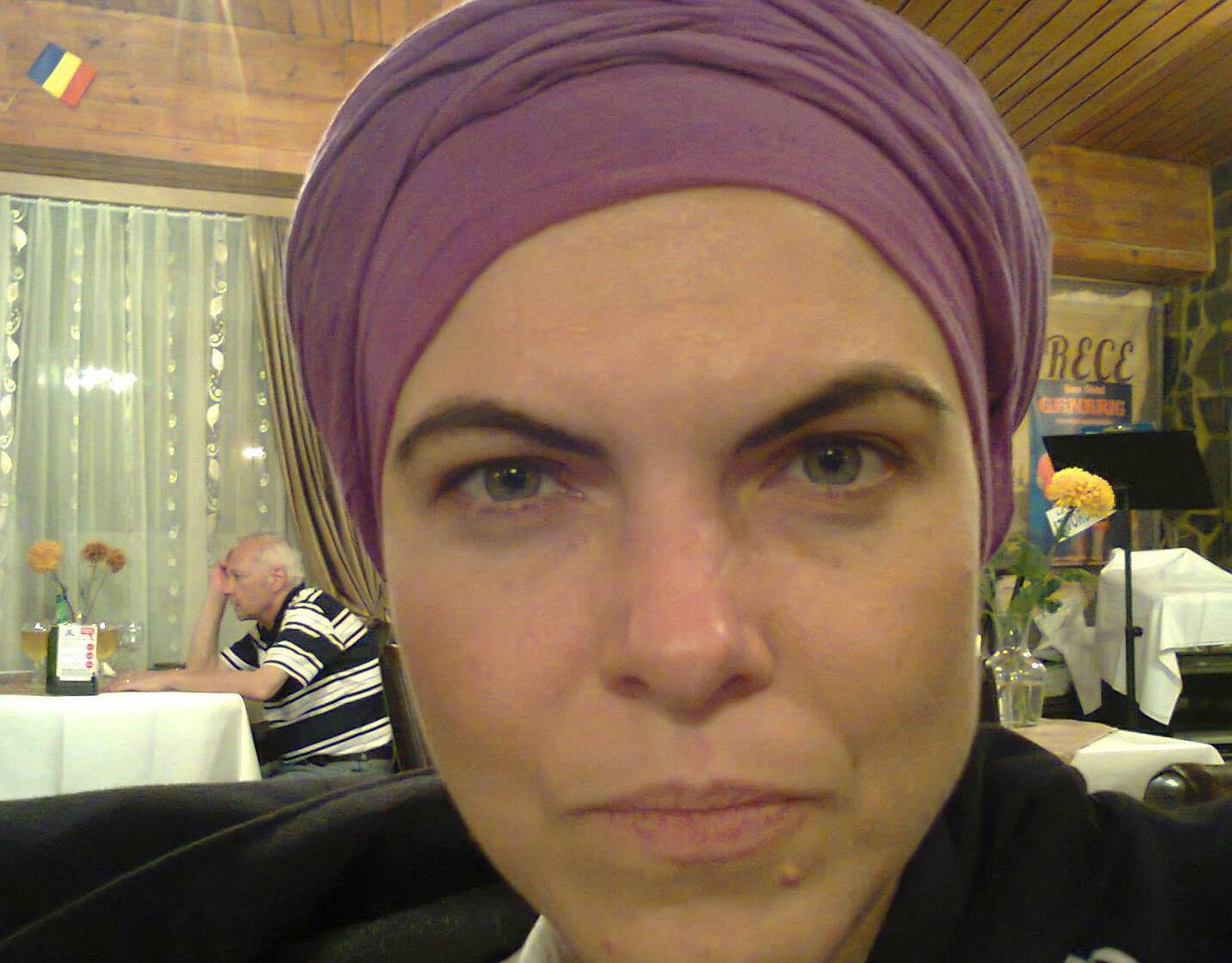 Mihaela prefera tinutele mai sobre pe Facebook