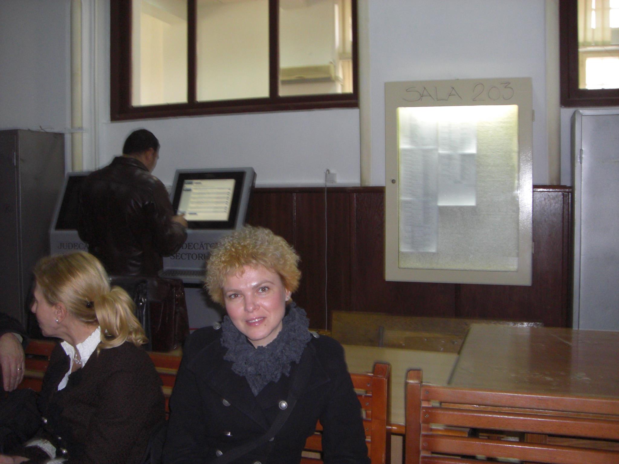 Romanca si-a facut sellfie chiar si pe holul Judecatoriei Sectorului 1