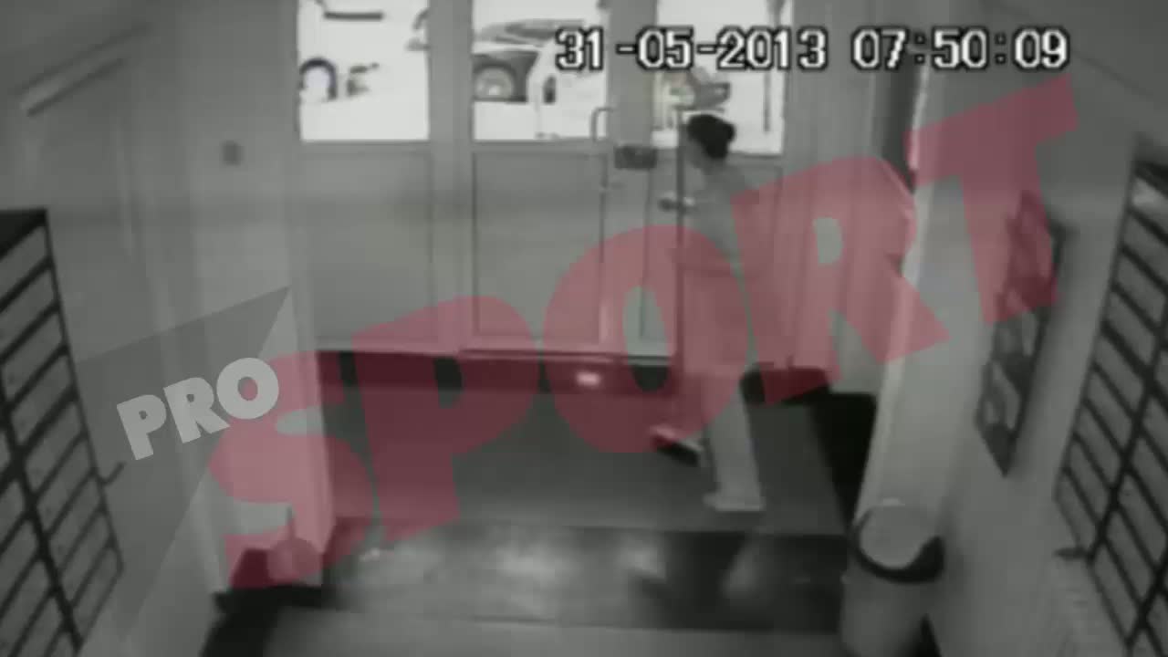 Fotbalistul a speriat-o pe femeia de serviciu, care a incercat zadarnic sa-l alunge cu matura