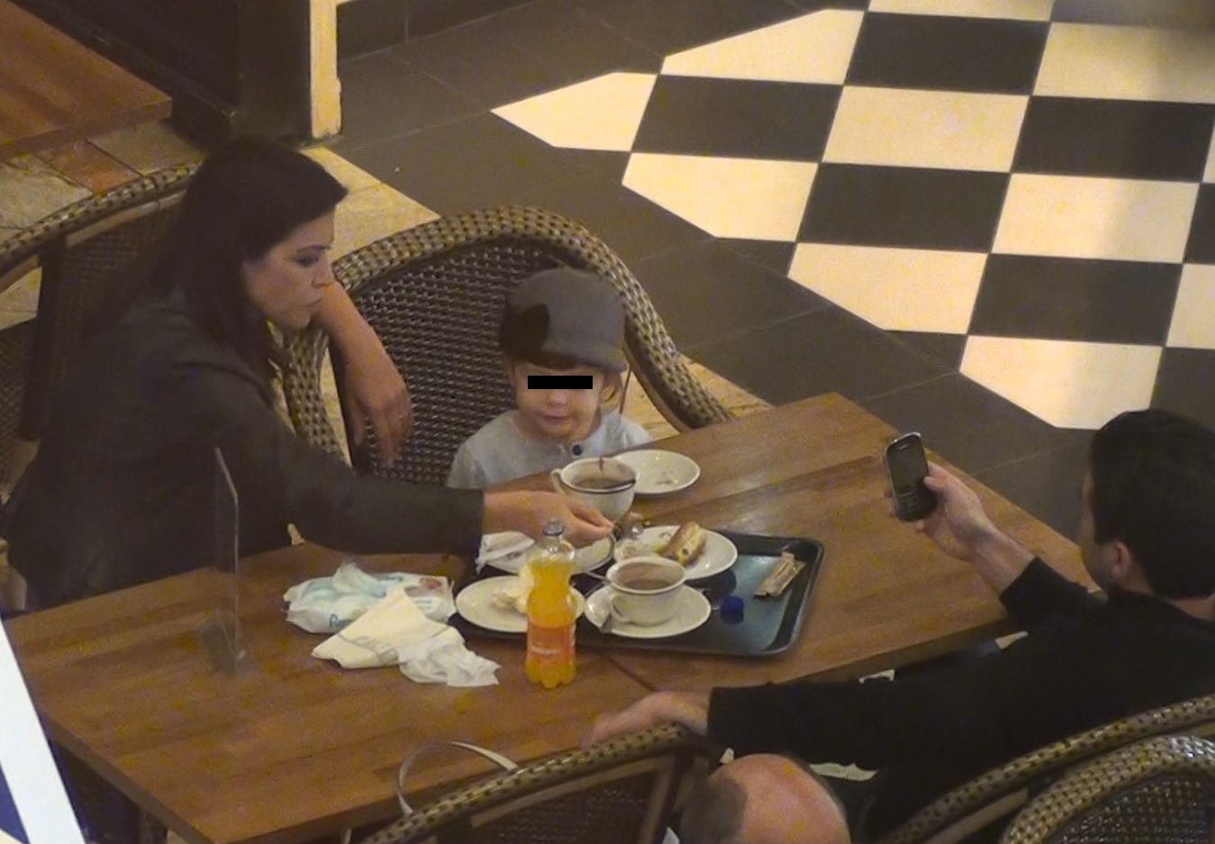 Simona a incercat sa-si convinga fetita sa manance din ecler