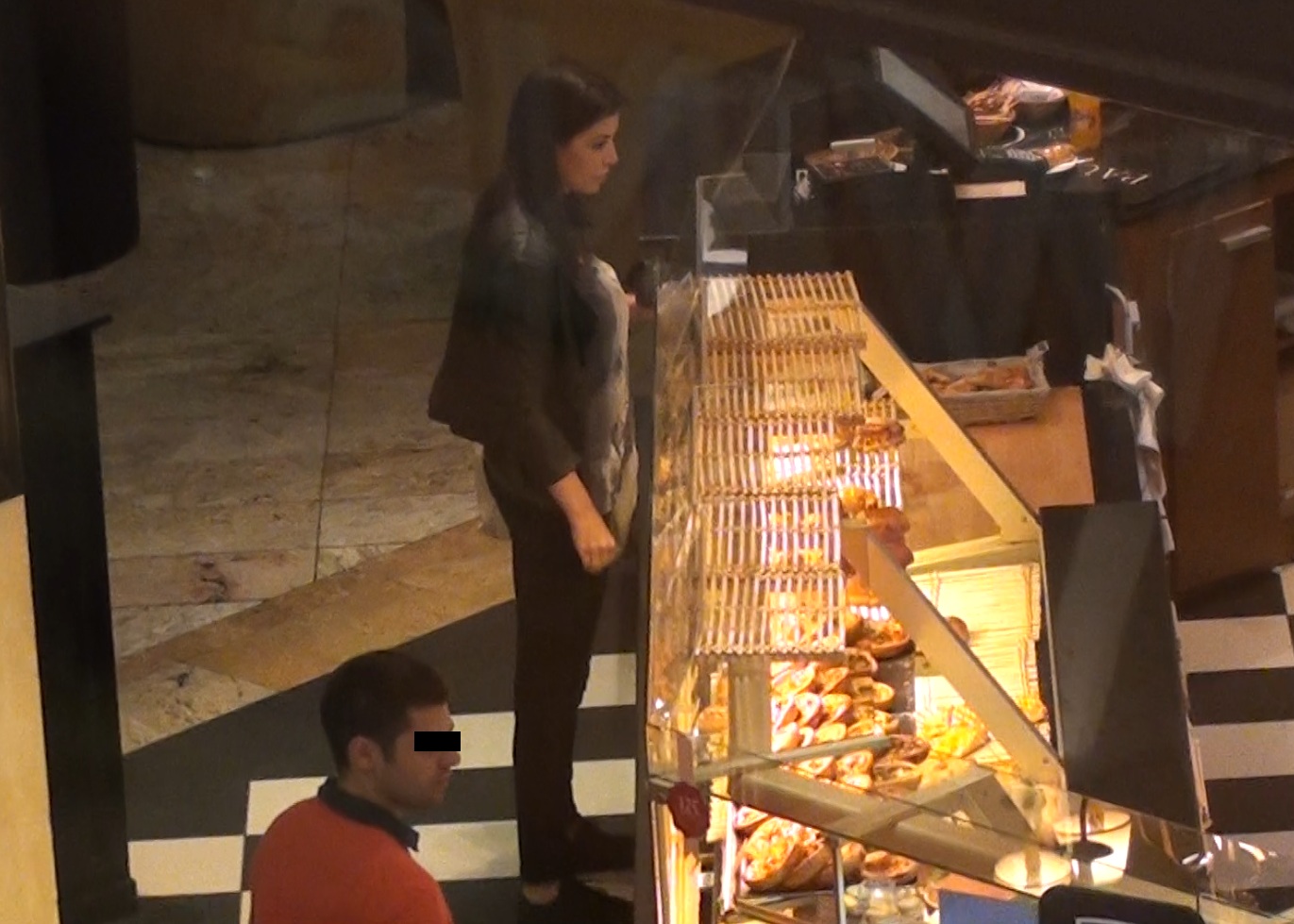 Prezentatoarea a comandat mancare pentru ea si pentru fetita