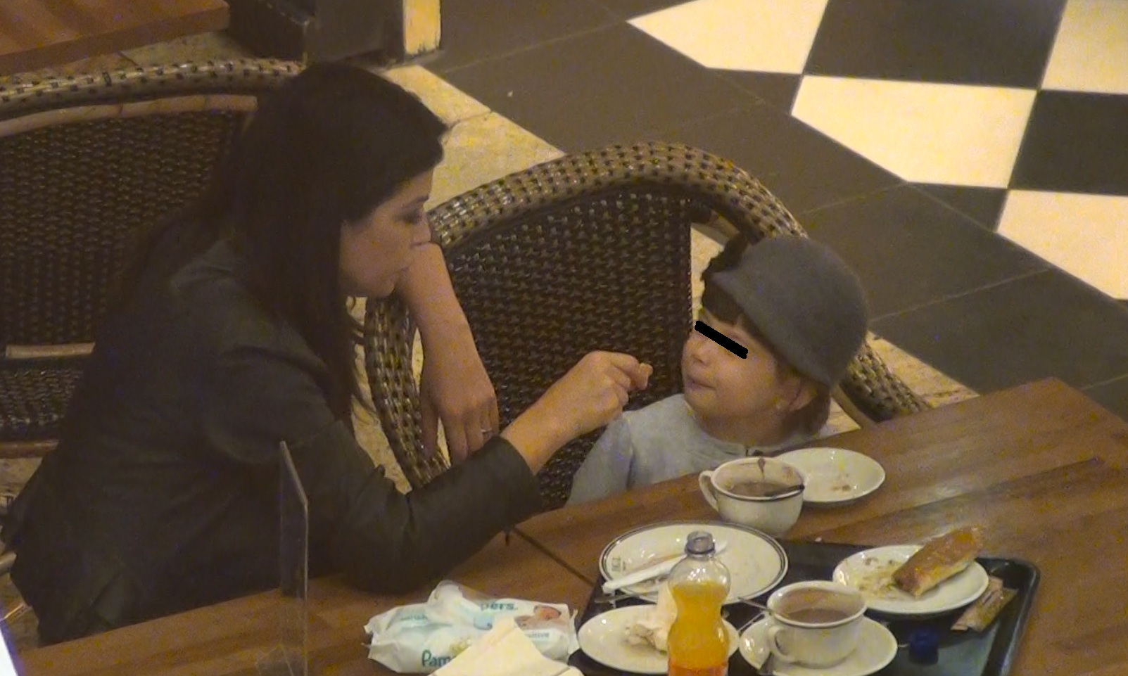 Simona a incercat sa-si convinga fetita sa manance din ecler