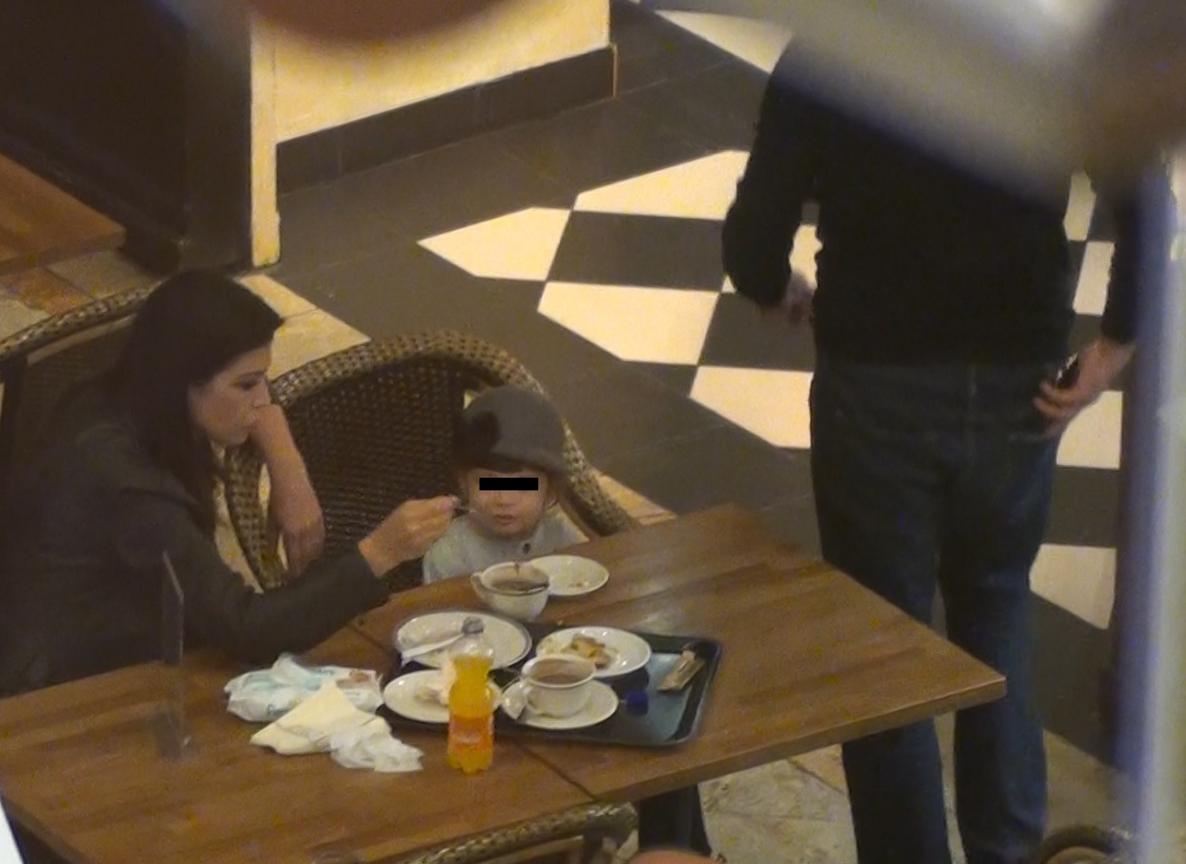 Sabin a mers sa le mai cumpere fetelor ce mai aveau nevoie