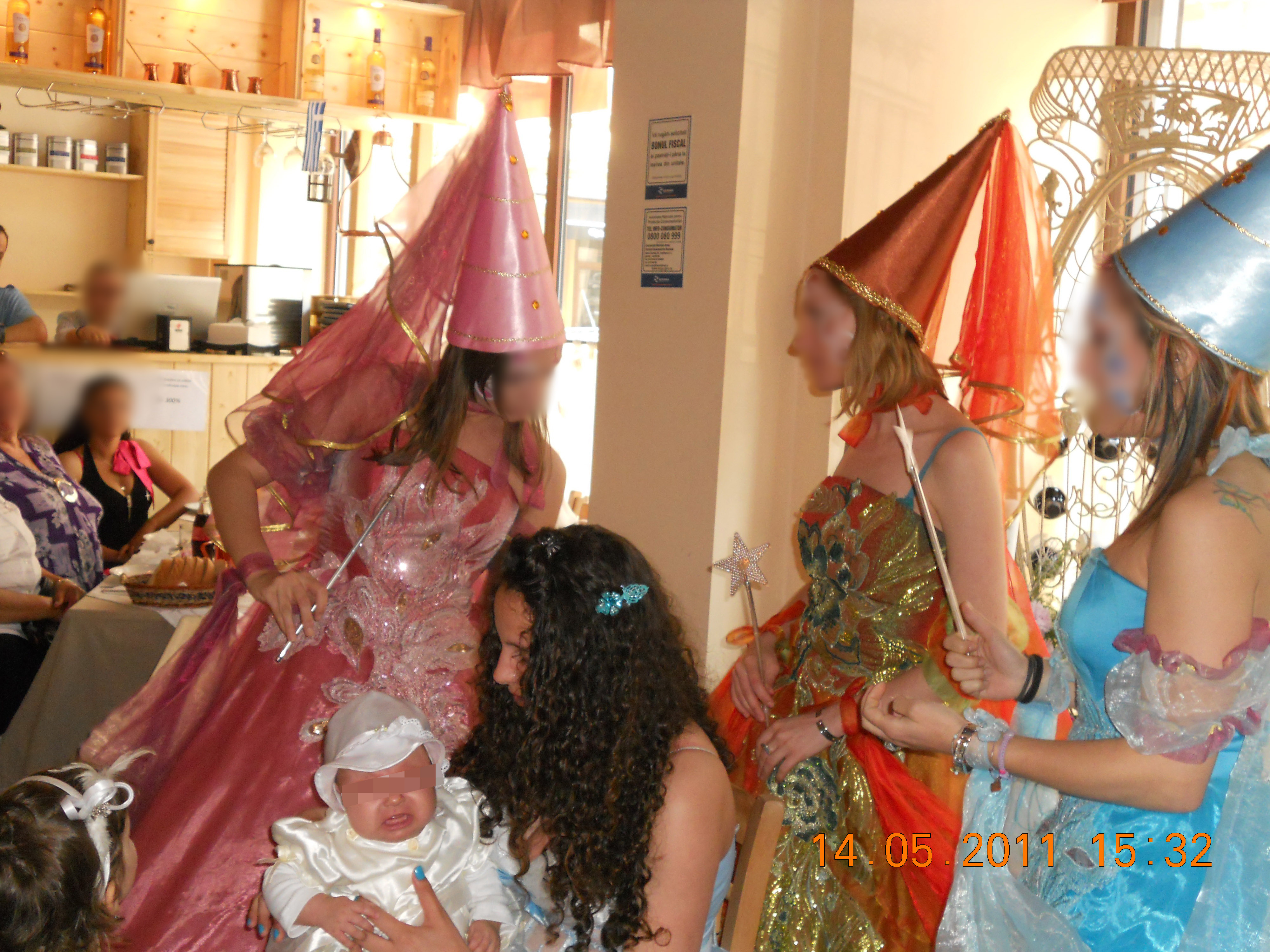 Mama fetitei face naveta cu microbuzul