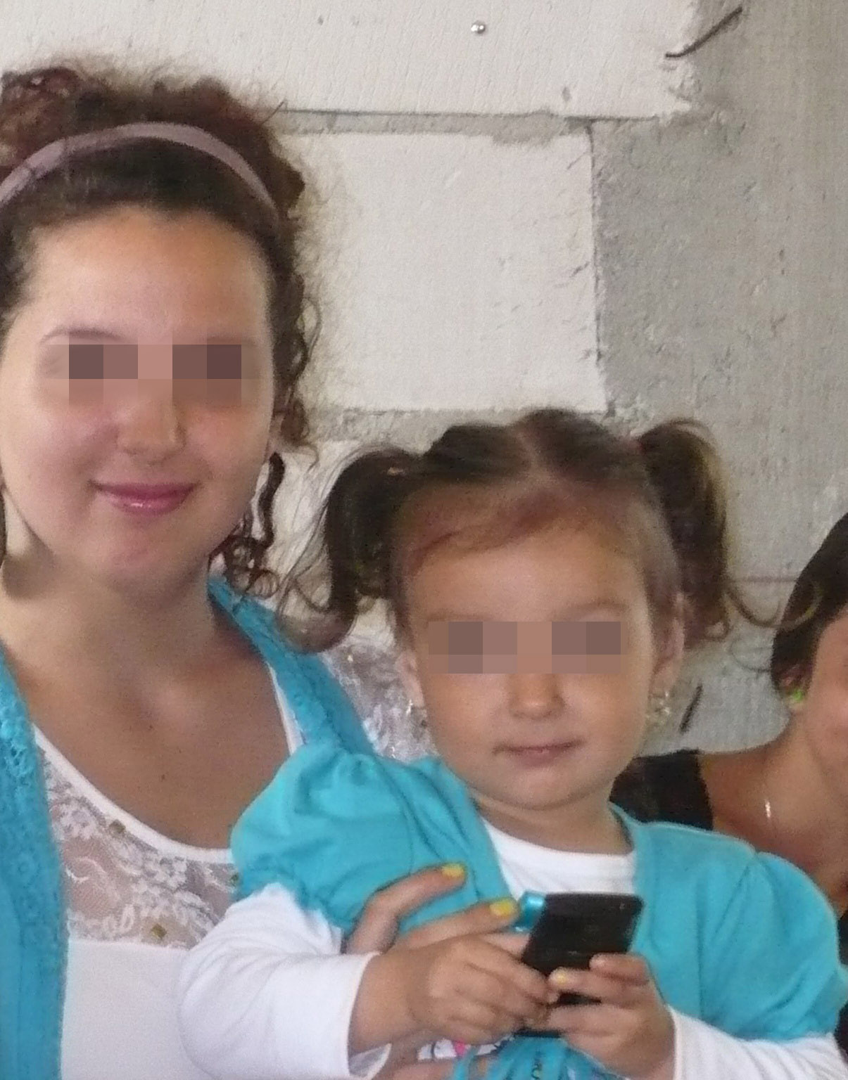 Cea mai tanara mamica din Romania continua sa mearga la scoala