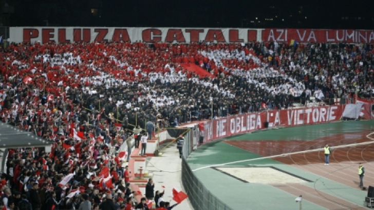 la meciul din 2007, galeria lui dinamo a fost scindata.Unii dintre fani cereau ca Dinamo sa cedeze meciul celor de la CFR, iar altii incurajau echipa