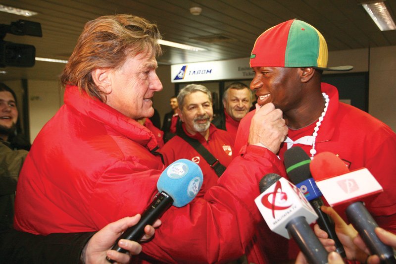 Fotbalistul si Florin Piersic s-au intalnit in aeroport. Ambii mergeau spre Cluj. Actorul la el acasa, Ousmane la meci