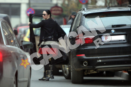 Andreea este nedespartita de SUV-ul sau