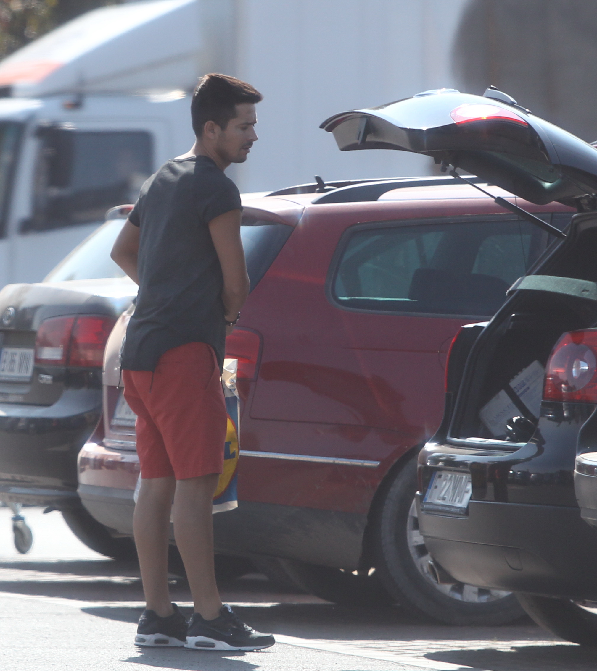 Nepotul lui Gigi Becali a dus cumparaturile in masina, iar apoi si-a asteptat iubita