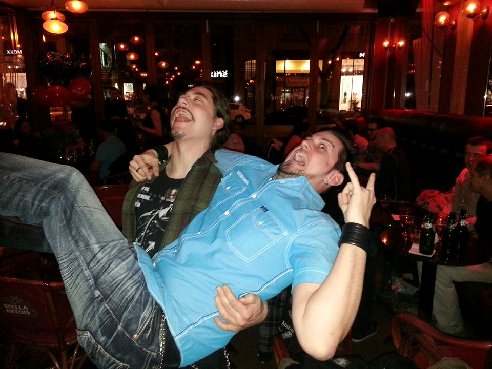 Tanarului ii plac pertecerile rock