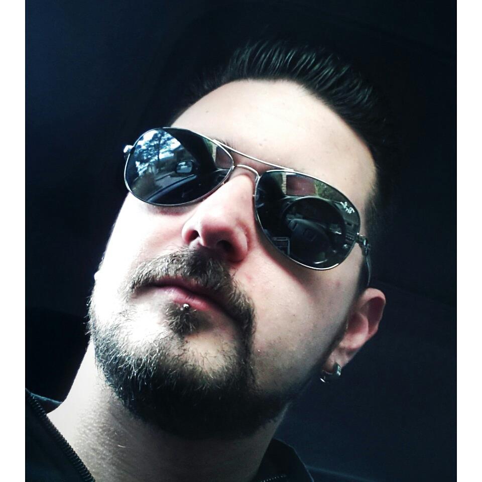 Tanarului ii plac pertecerile rock