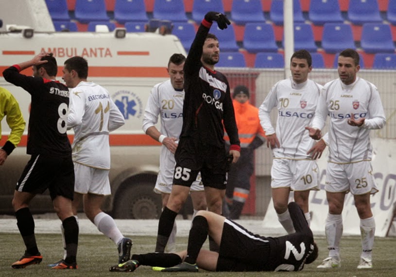 Ceilalti jucatori aflati pe teren si-au pus mainile in cap cand au vazut piciorul lui Dan Roman