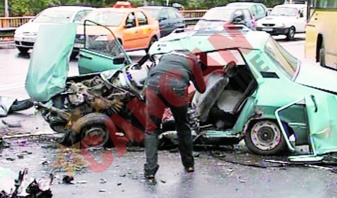 Din masina lovita de rapper n-a mai ramas decat uin morman de fiare contorsionate