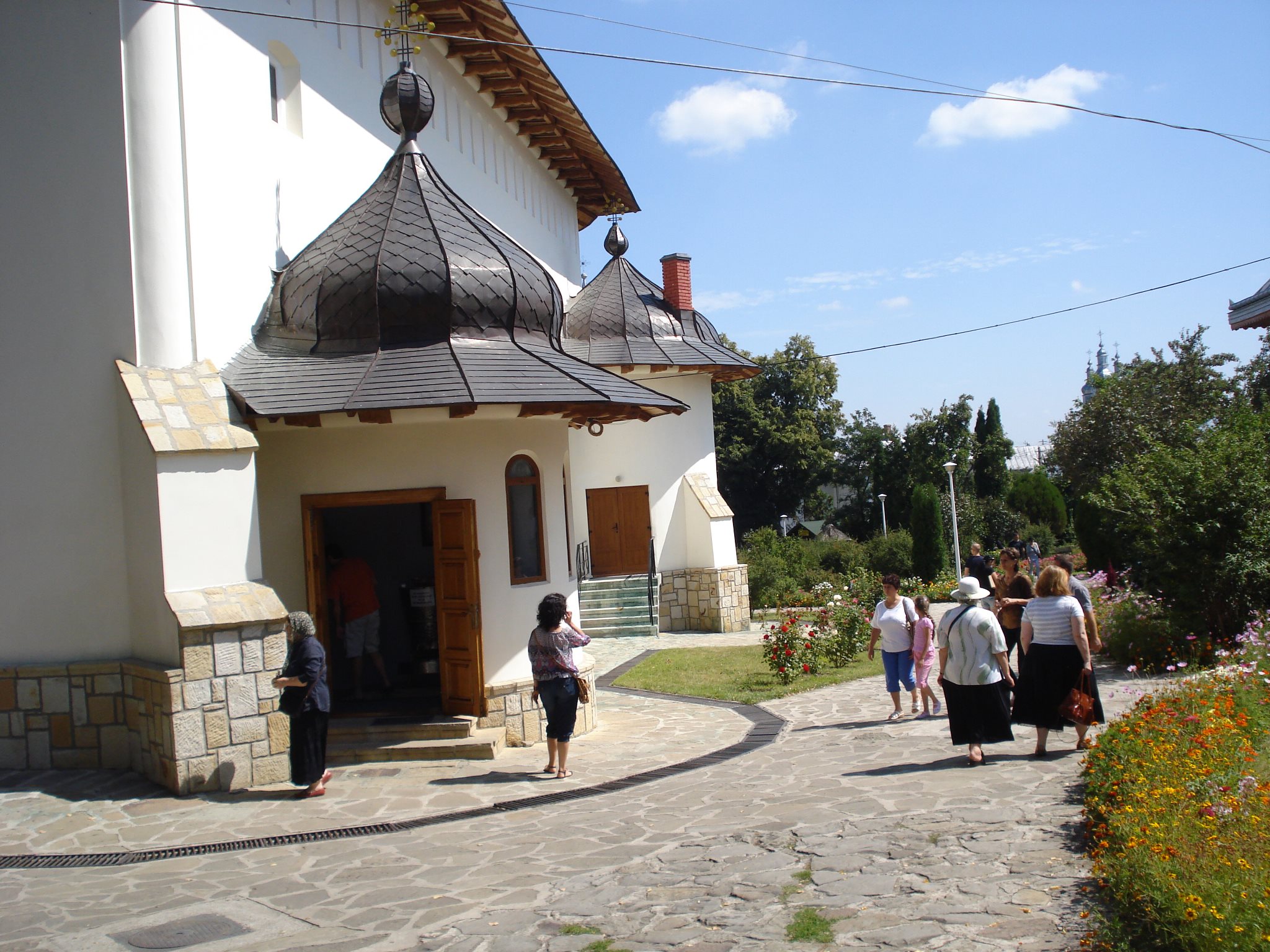 Mama Larisei a inceput sa faca pelerinaje prin tara