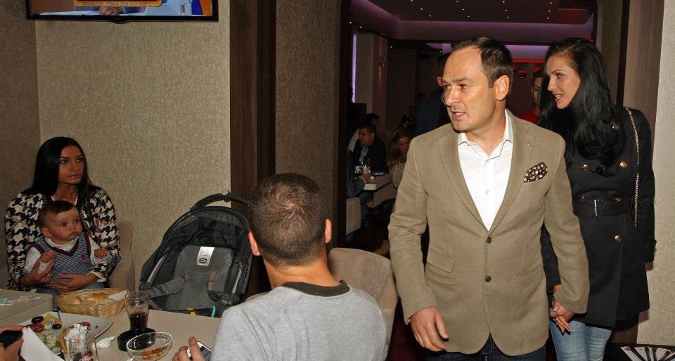 Ionut Negoita a intrat in local tindudu-si de mana sotia