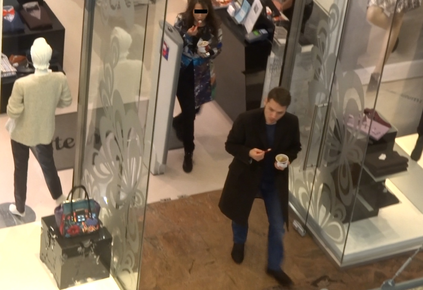 Senatorul a dat cateva ture prin magazine in asteptarea filmului