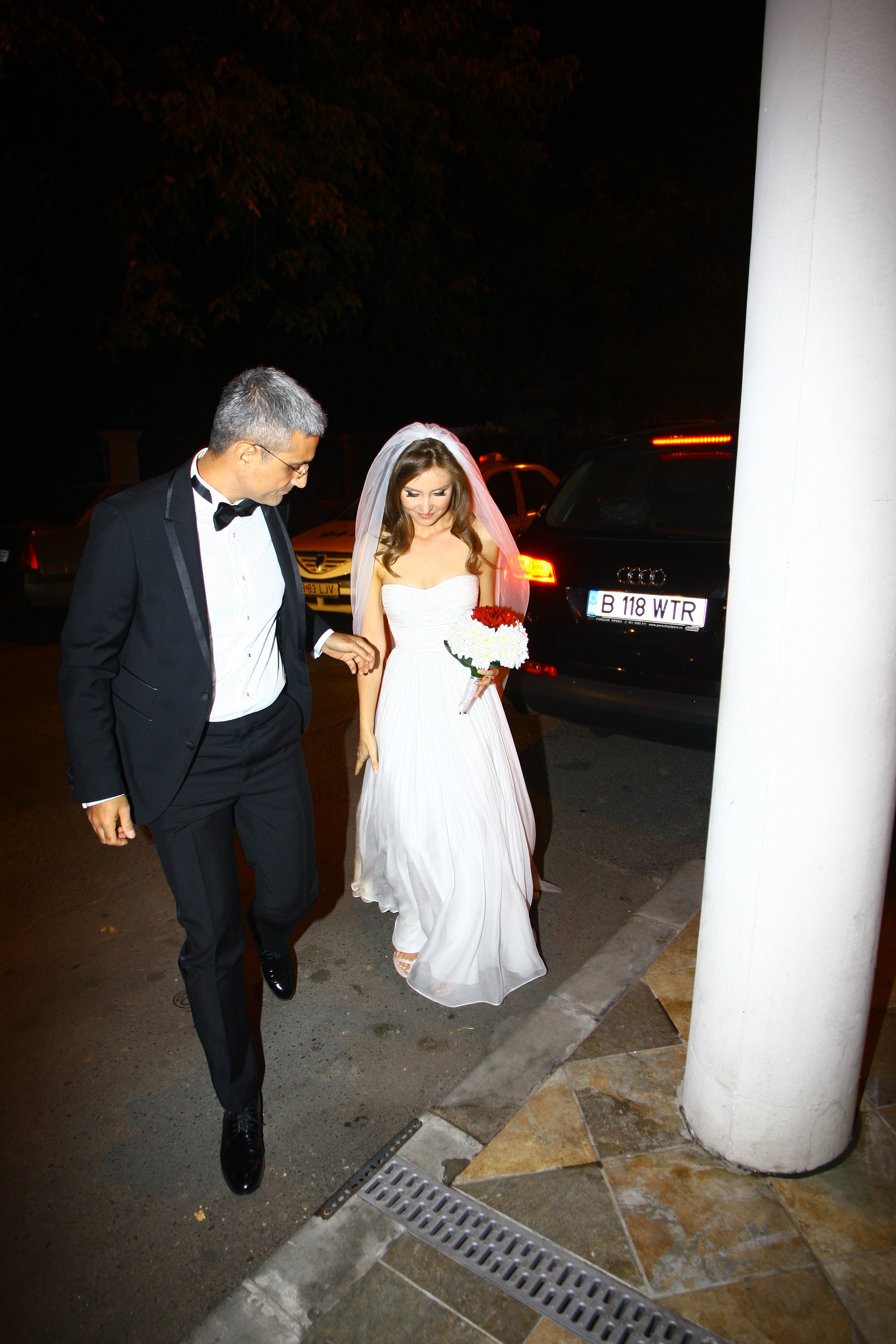 Jurnalistul si proaspata sotie au ales o petrecere de nunta mai neobisnuita