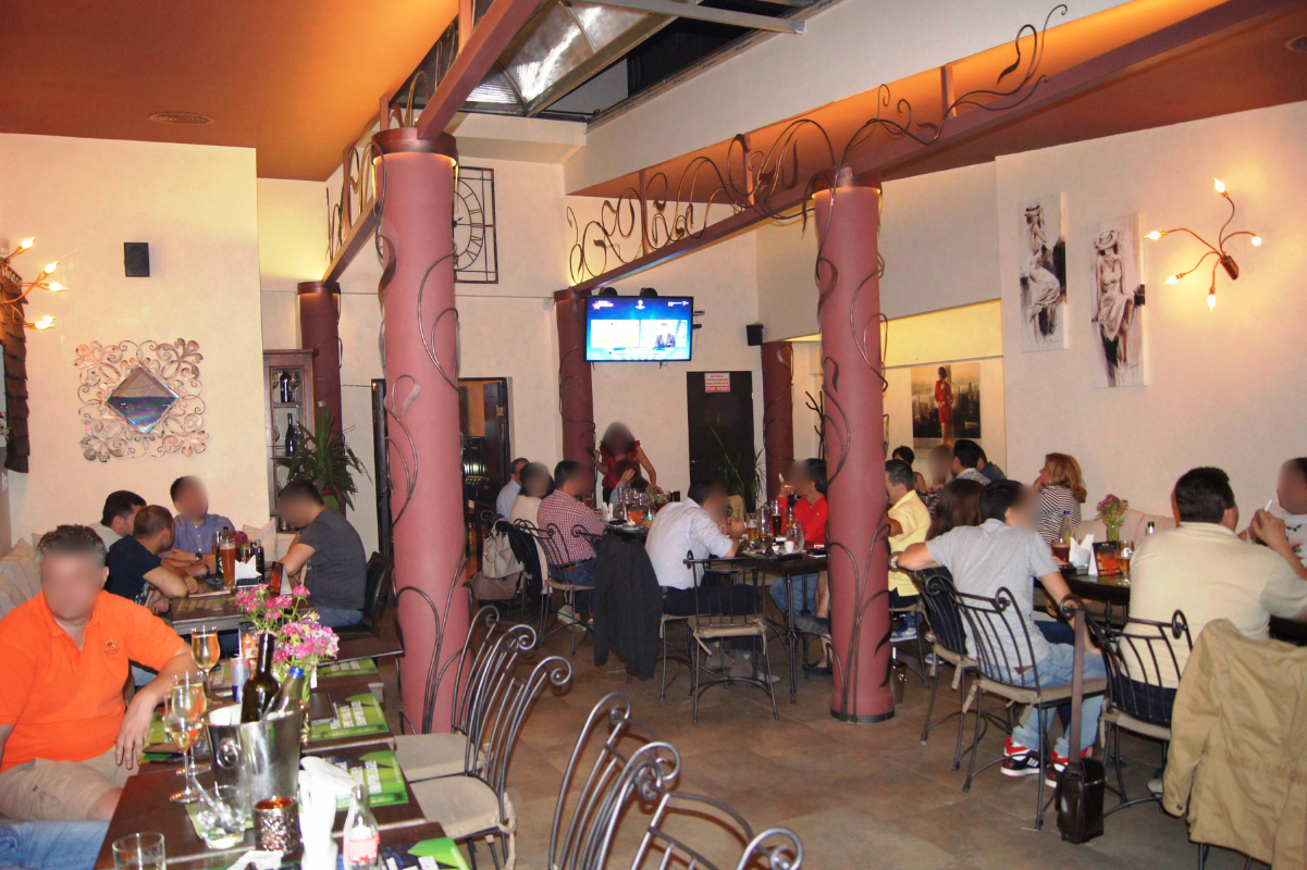 Invitatii au fost serviti cu pizza