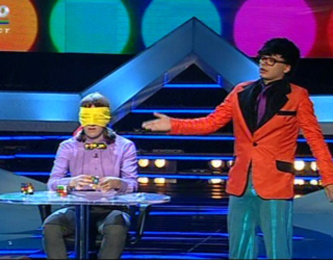 Cristian Leana a rezolvat cubul legat la ochi