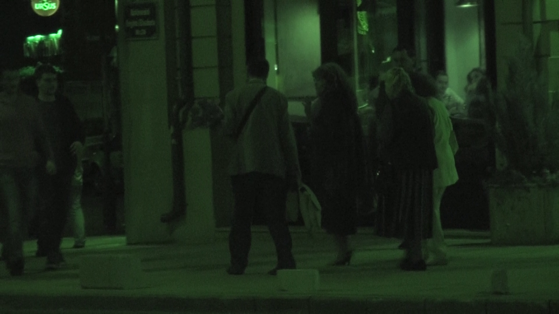 Scriitorul a primit flori de la admiratoare