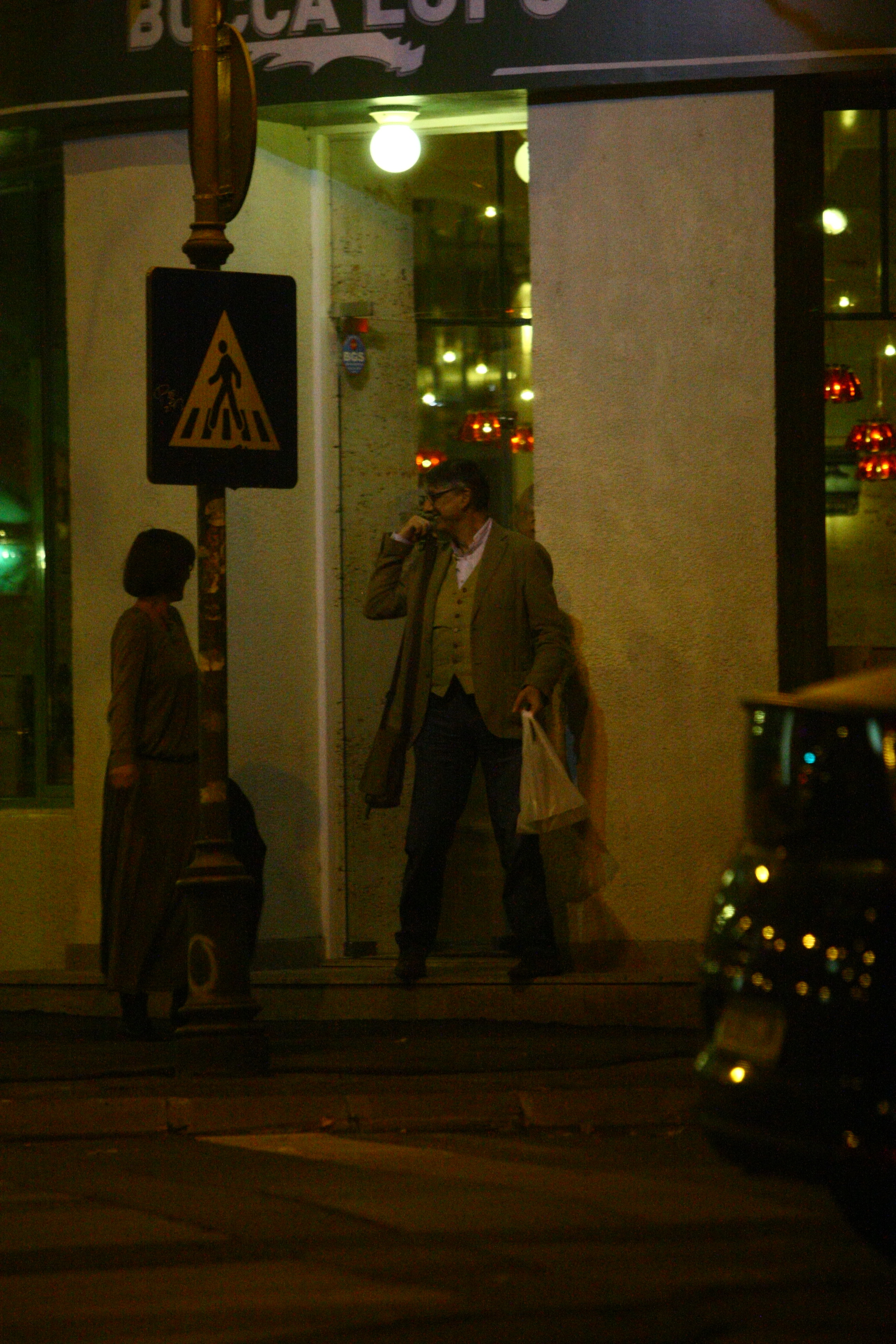 Scriitorul si-a luat desertul la pachet