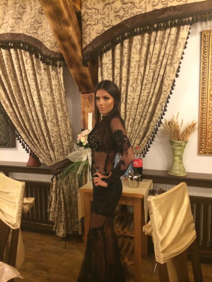 Fiica mijlocie a lui Sile si-a incantat admiratorii cu o rochie eleganta