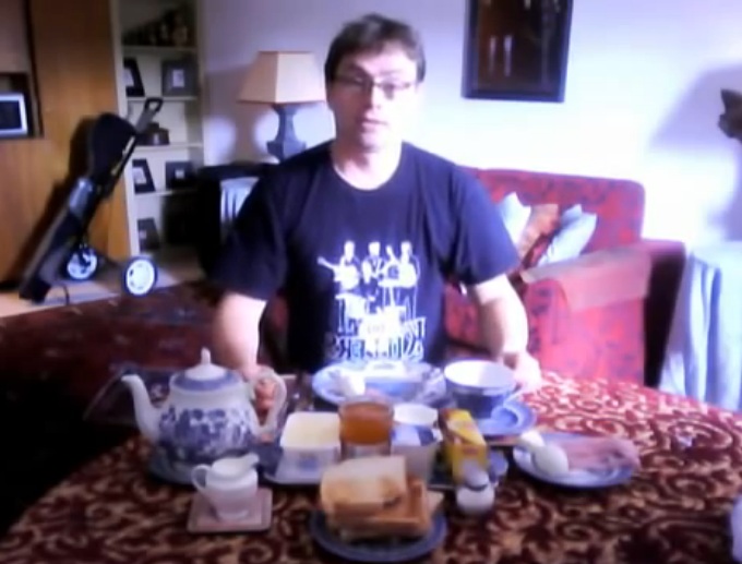 Barbatul se filmeaza in casa lui din Bacau