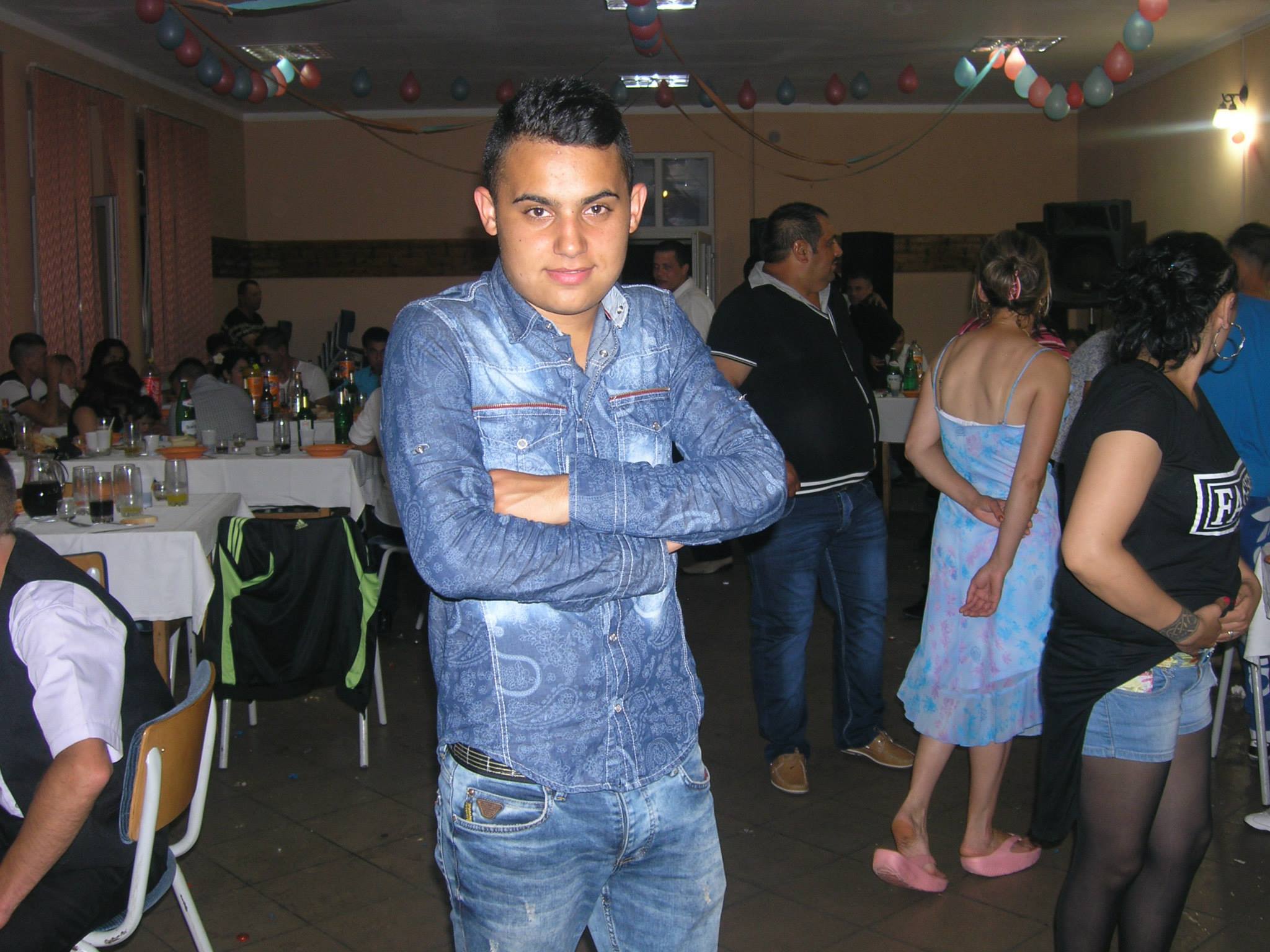 Tanarul a inceput sa cante din liceu