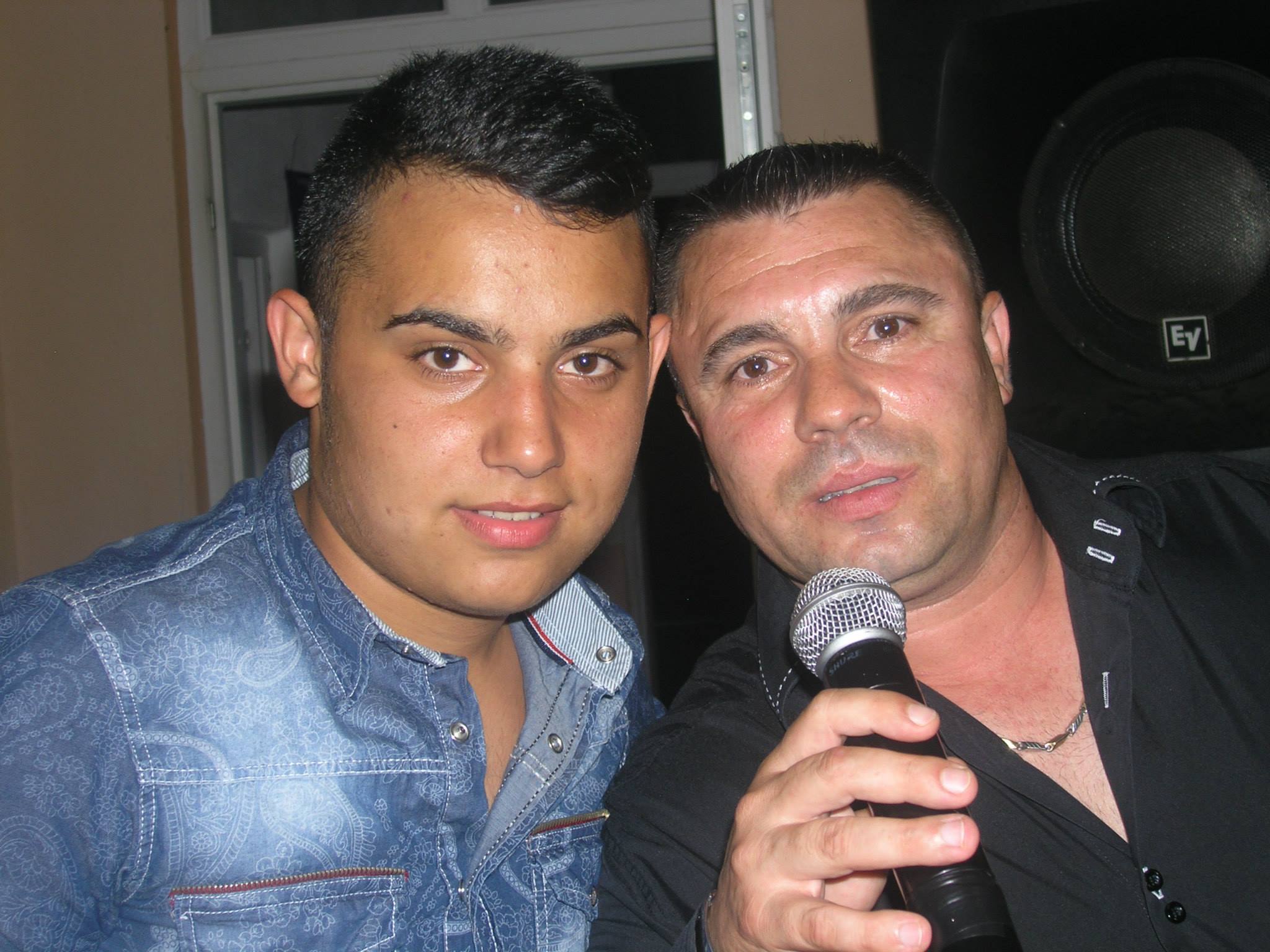 Pe manelelel sale, tinerele danseaza provocator