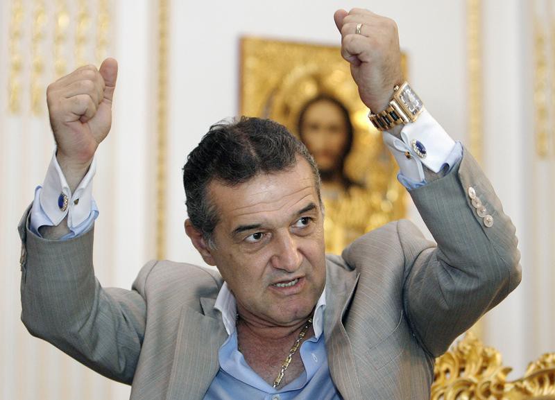 Gigi Becali a intrat in spiritul Craciunului