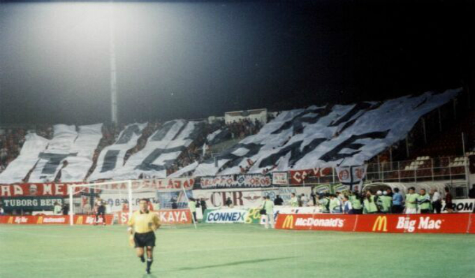 Coregrafie afisata de fanii dinamovisti la un meci sisputat in Giulesti