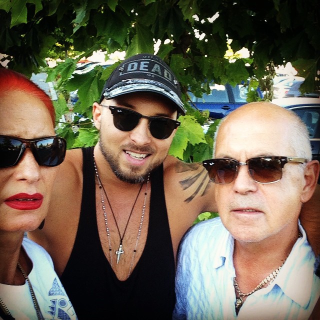 Doctorul Naum Ciomu alaturi de sotie si de fiul cel mare, Andrei