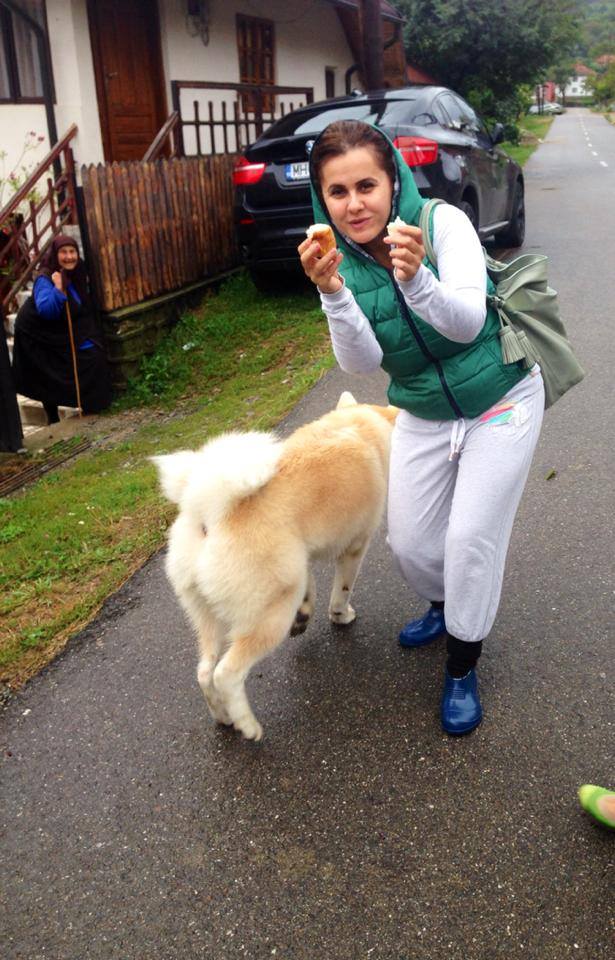 Cand pleaca din Bucuresti, cantareata scoate BMW-ul din garaj