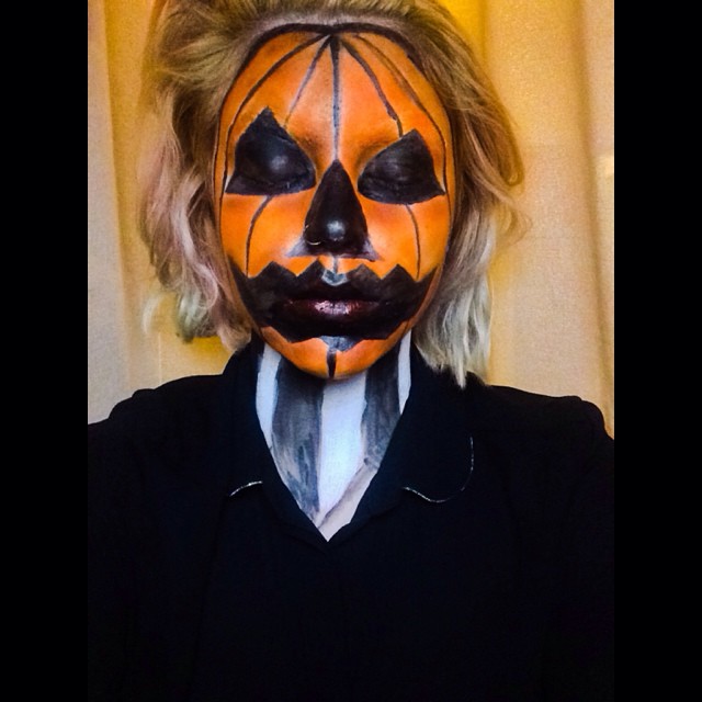 Edith Talmacean se pregateste de Halloween