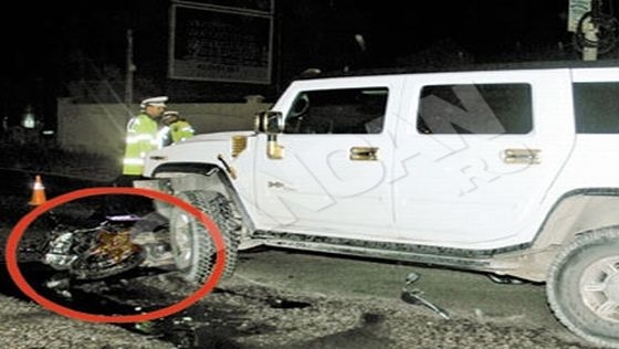 Motociclistul n-a avut nici o sansa in fata Hummerului condus de fosta sotie a milionarului