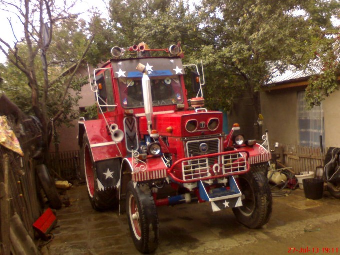 Asa arata tractorul lui Geo Universalu
