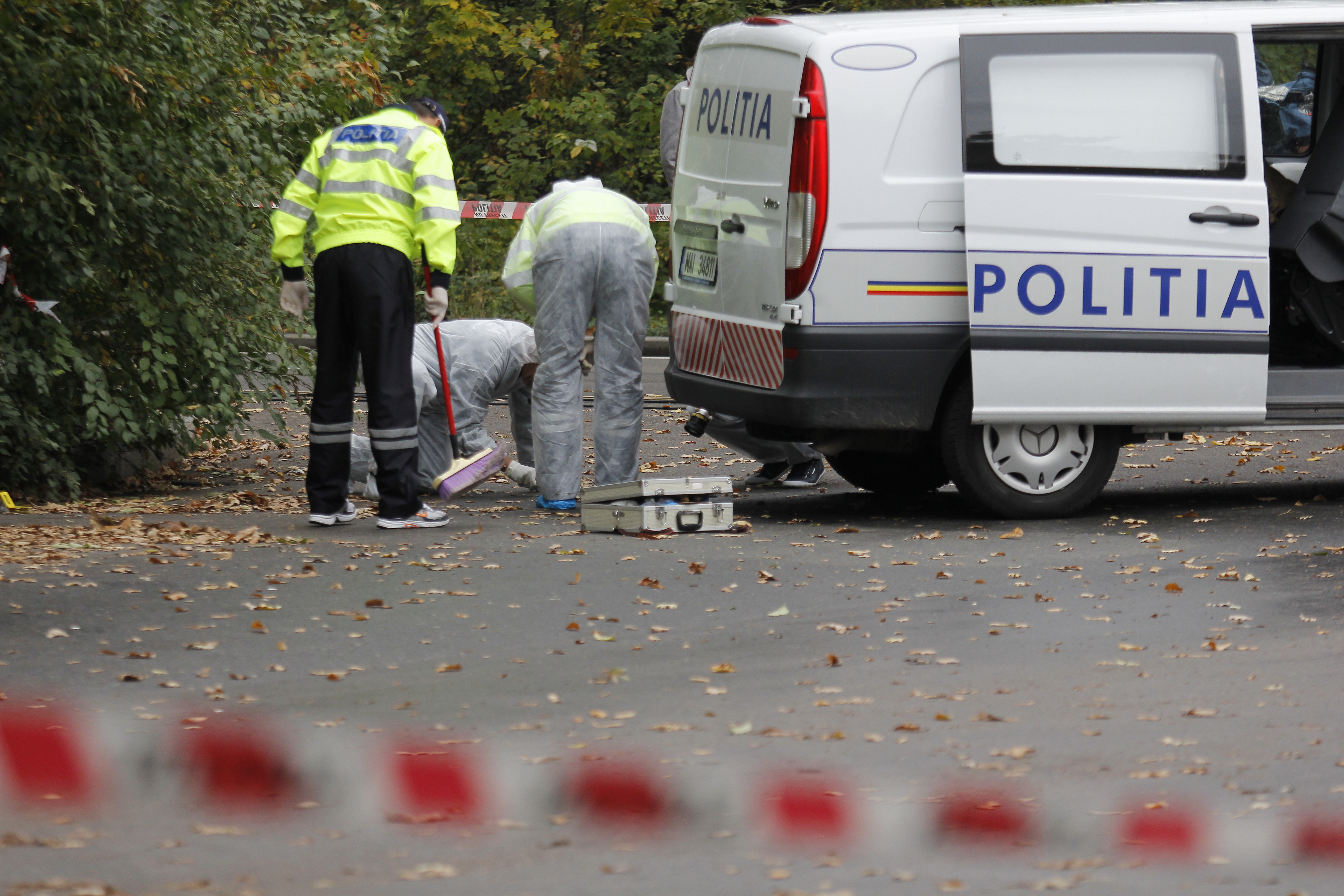 Anchetatorii au cercetat fiecare centimentru la locul crimei, pentru a descoperi toate indiciile care ii vor conduce spre criminal