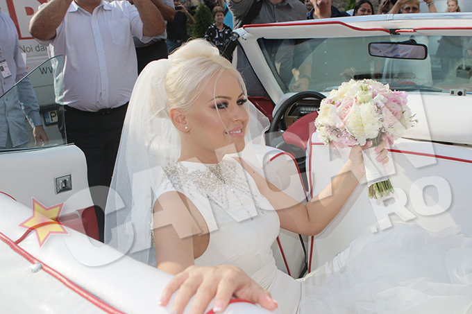 Misha a purtat o rochie alba, tip sirena